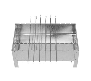 Gril na dřevěné uhlí se špízy